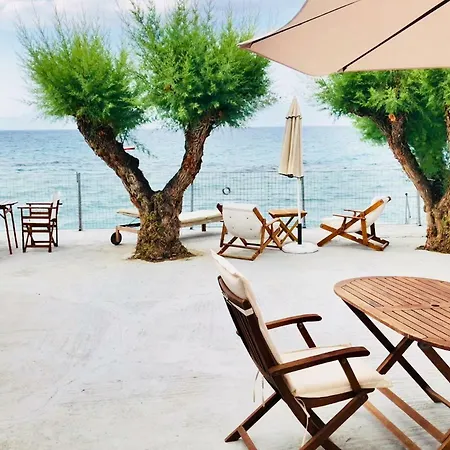 Kamari Beach House *