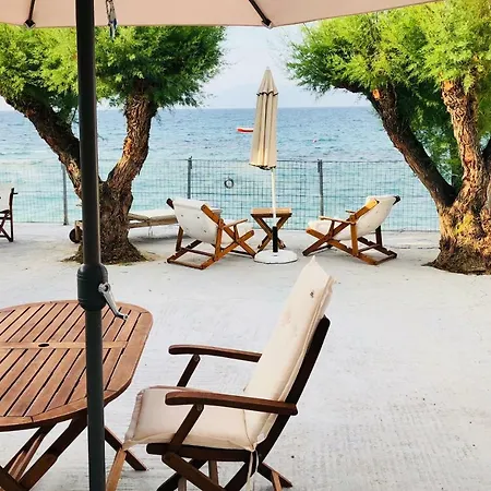 Kamari Beach House شقة