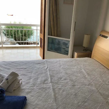 Kamari Beach House *