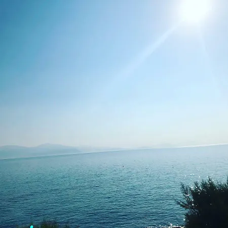 Kamari Beach House *