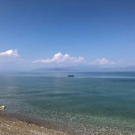 Kamari Beach House * غزيلوكاسترون