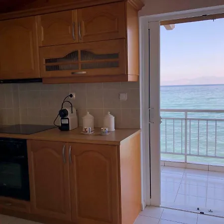 Kamari Beach House شقة *