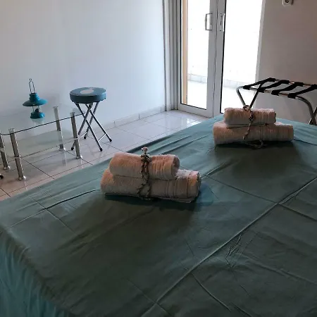 Kamari Beach House *