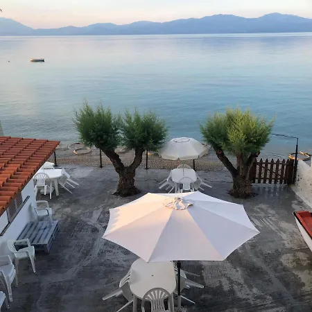 Kamari Beach House شقة *